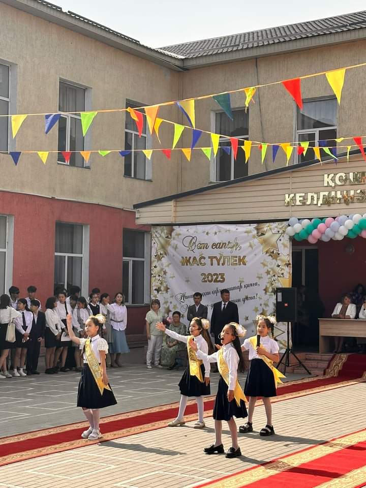 Мектебімізде оқу жылының аяқталуына байланысты 1.06.2023жылы 9.00-9.45 аралығында салтанатты жиын өтті